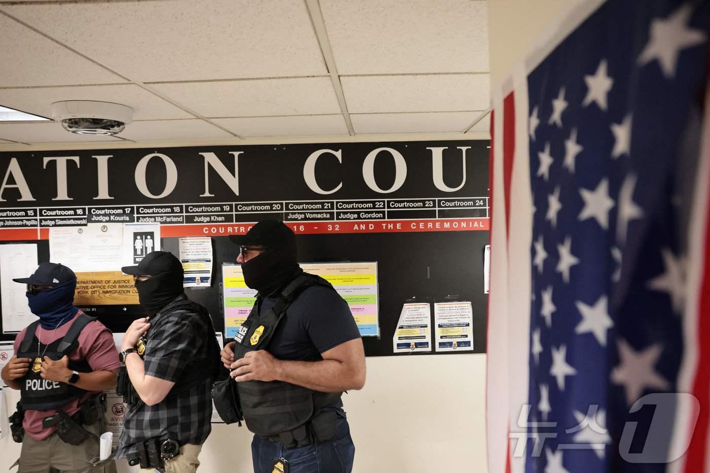 이민당국 요원들이 1일&#40;현지시간&#41; 뉴욕에 있는 이민 법원 홀을 순찰하고 있다. 2025.8.1 ⓒ AFP=뉴스1 ⓒ News1 김경민 기자