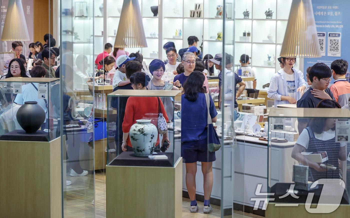 서울 용산구 국립중앙박물관 공식 굿즈 매장 &#39;뮷즈샵&#39;이 관람객들로 붐비고 있다. 2025.8.3/뉴스1 ⓒ News1 민경석 기자