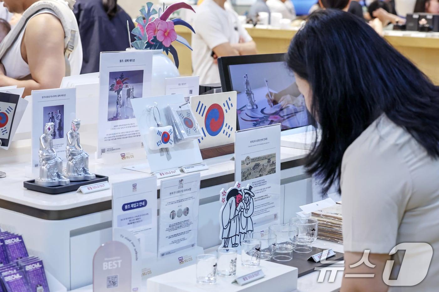  국립중앙박물관 공식 굿즈 매장 &#39;뮷즈샵&#39;에서 구경 중인 관람객 모습 /뉴스1 ⓒ News1 민경석 기자