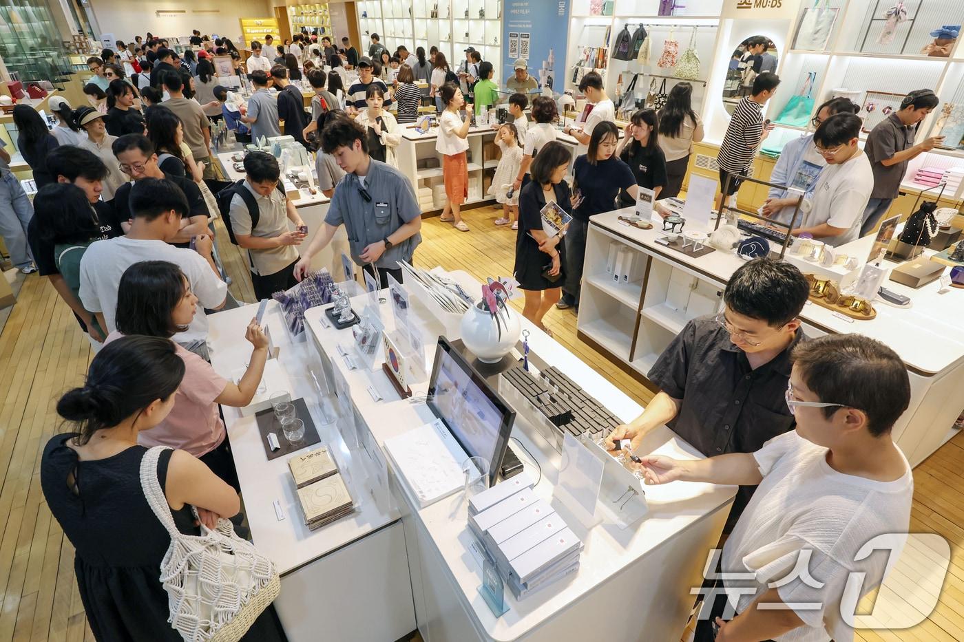 서울 용산구 국립중앙박물관 공식 굿즈 매장 '뮷즈샵'이 관람객들로 붐비고 있다. . 2025.8.3/뉴스1 ⓒ News1 민경석 기자