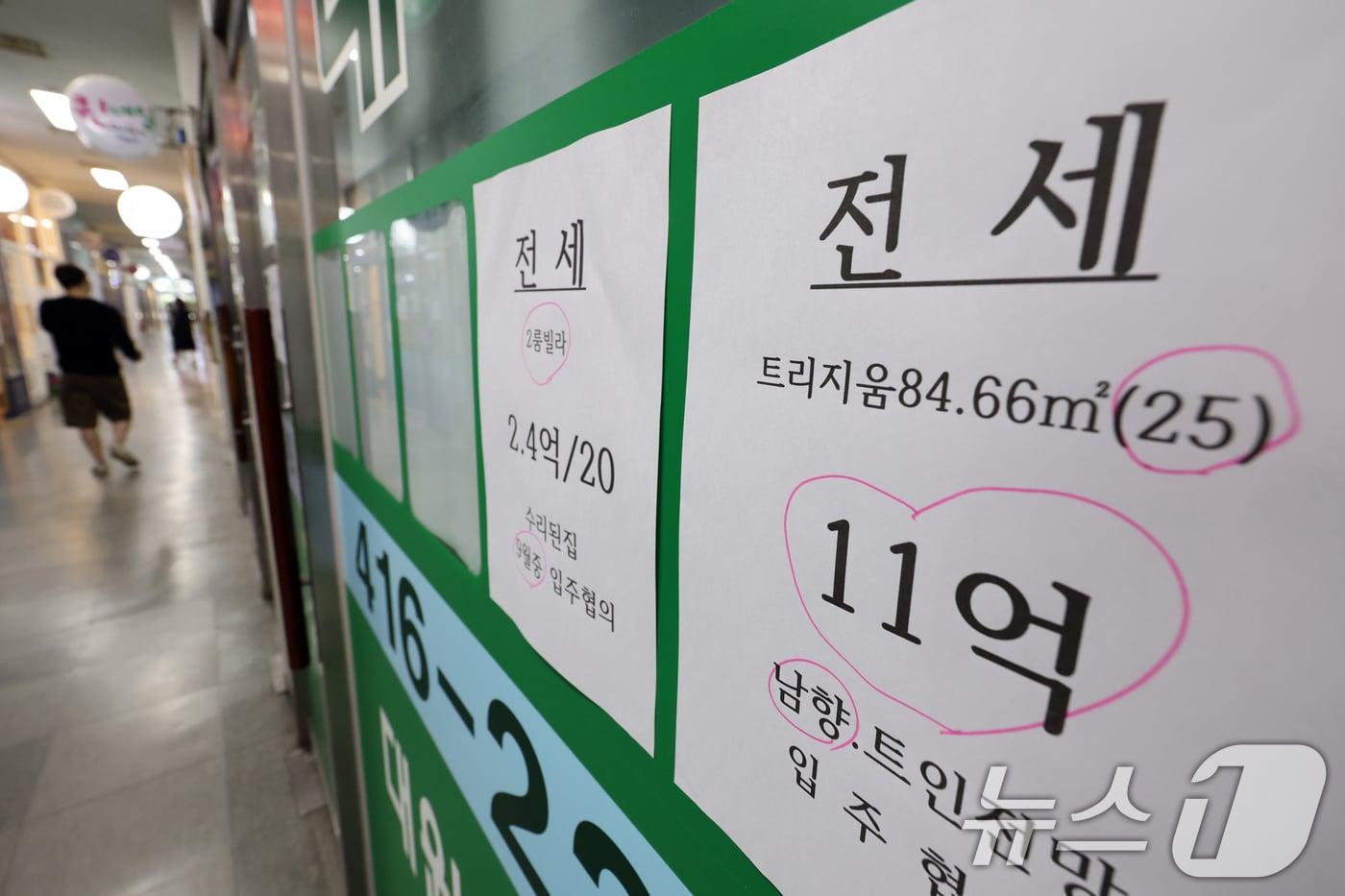 인천의 한 공인중개사사무소에 아파트 전세 매물 시세가 게시돼 있다. 2025.8.3/뉴스1 ⓒ News1 황기선 기자