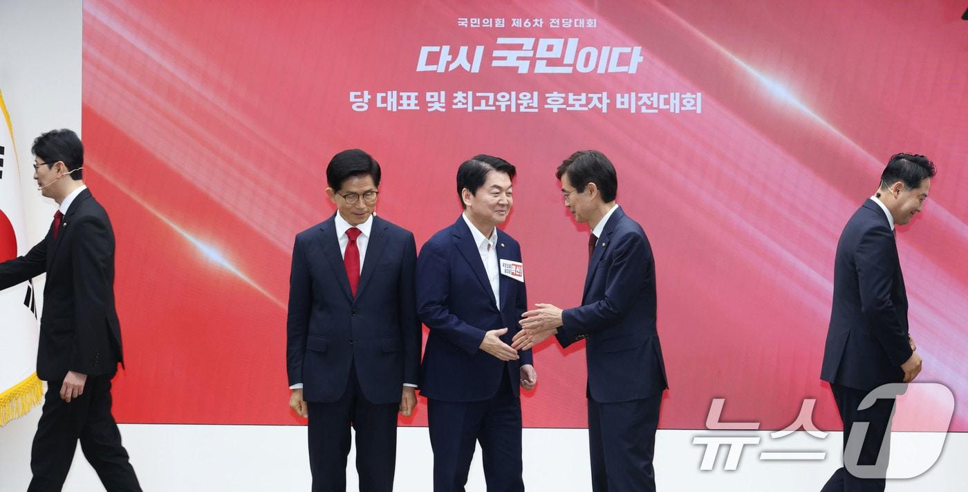 국민의힘 당 대표 후보들이 3일 오후 서울 여의도 중앙당사에서 열린 제6차 전당대회 후보자 비전대회에서 기념촬영을 마친뒤 자리로 향하고 있다. 왼쪽부터 주진우, 김문수, 안철수, 조경태, 장동혁 후보. 2025.8.3/뉴스1 ⓒ News1 이광호 기자