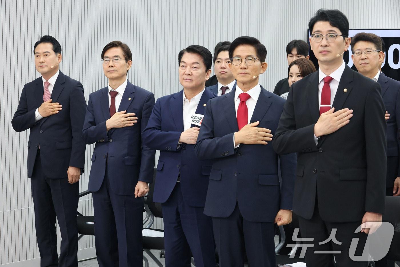 국민의힘 당 대표 후보들이 3일 오후 서울 여의도 중앙당사에서 열린 제6차 전당대회 후보자 비전대회에서 국민의례를 하고 있다. 오른쪽부터 주진우, 김문수, 안철수, 조경태, 장동혁 후보. 2025.8.3/뉴스1 ⓒ News1 이광호 기자