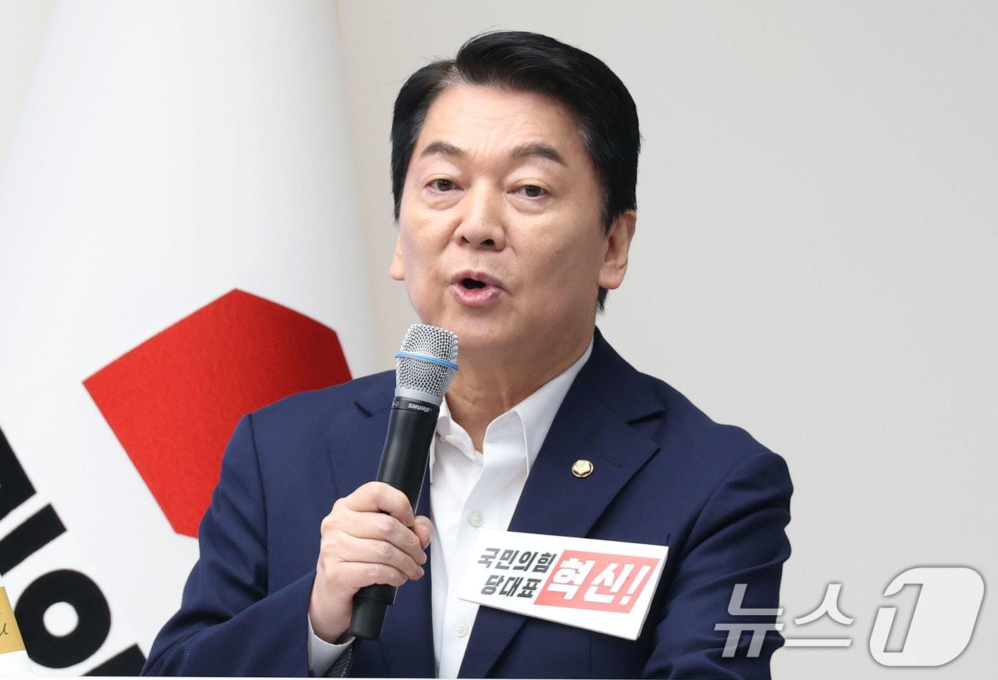 안철수 국민의힘 당대표 후보가 3일 오후 서울 여의도 중앙당사에서 열린 제6차 전당대회 후보자 비전대회에서 비전발표를 하고 있다. 2025.8.3/뉴스1 ⓒ News1 이광호 기자