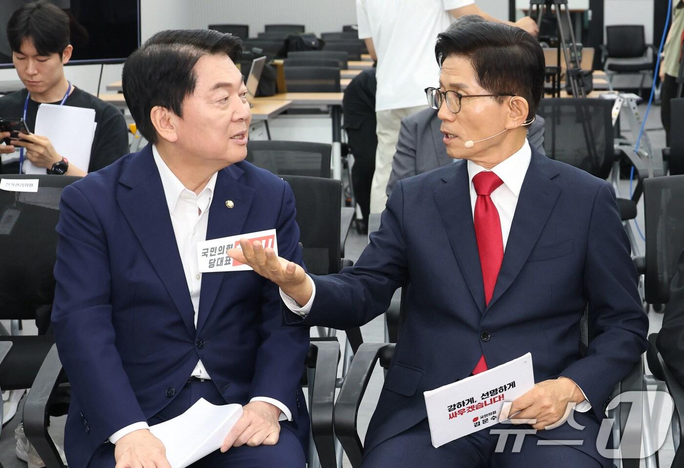 안철수(왼쪽) 국민의힘 의원과 김문수 대표 후보가 지난 3일 서울 여의도 중앙당사에서 열린 전당대회 후보자 비전대회에 참석해 대화하고 있다. 2025.8.3/뉴스1 ⓒ News1 이광호 기자