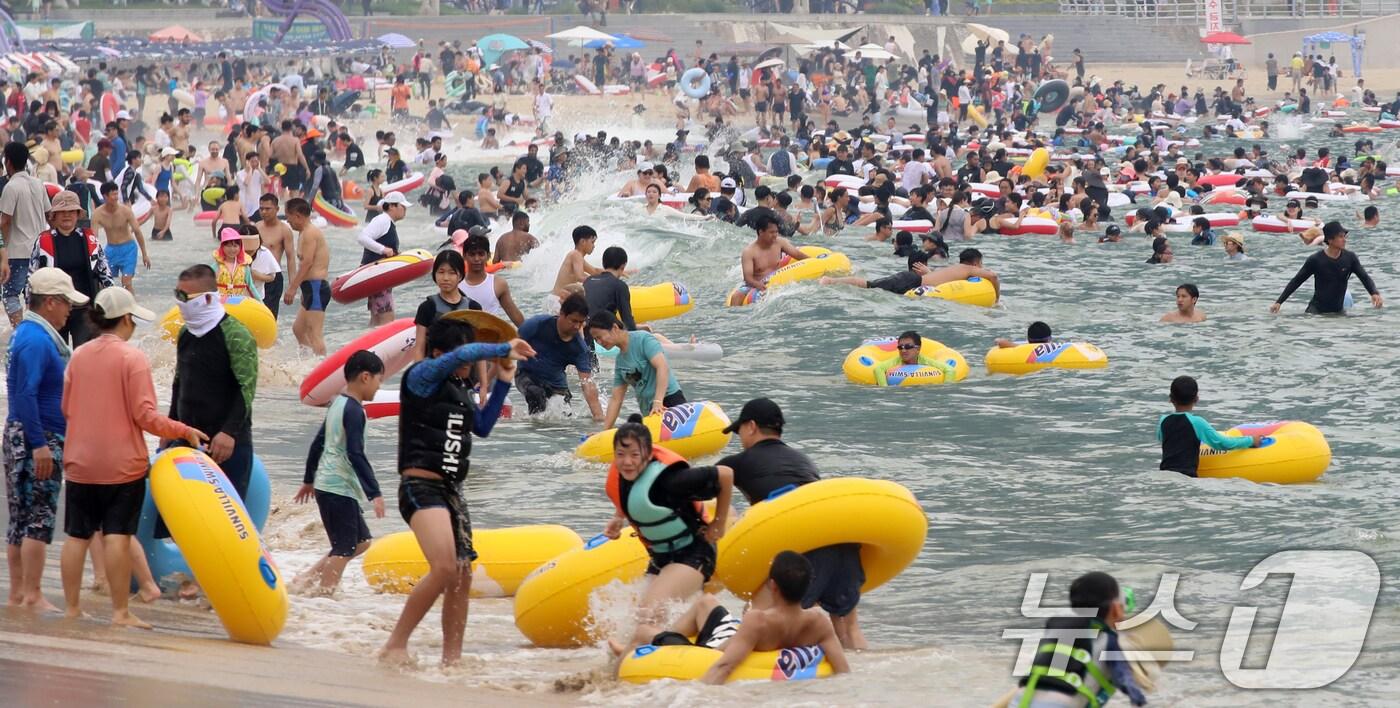 부산 해운대해수욕장을 찾은 피서객들이 물놀이를 즐기며 더위를 식히고 있다. 2025.8.3/뉴스1 ⓒ News1 윤일지 기자