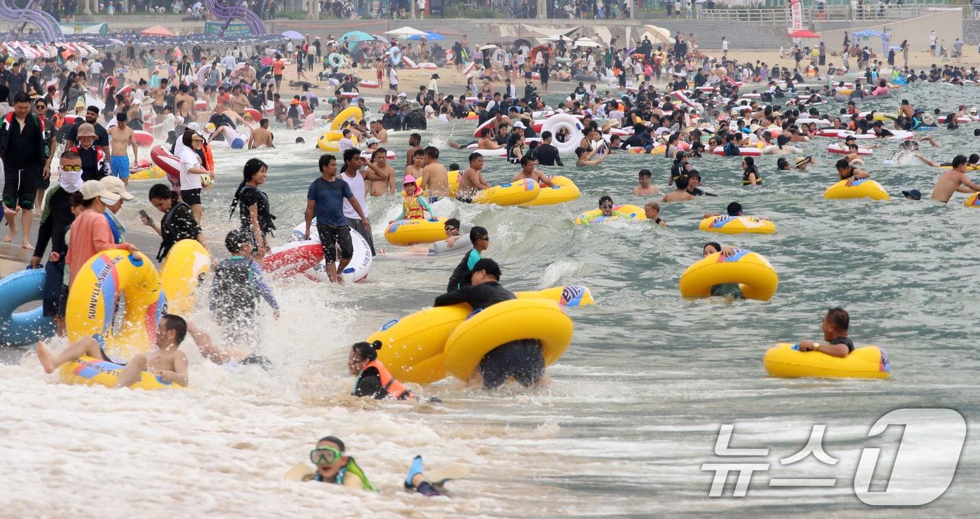 폭염특보 속 피서 절정기를 맞은 3일 부산 해운대해수욕장을 찾은 피서객들이 물놀이를 즐기며 더위를 식히고 있다. 2025.8.3/뉴스1 ⓒ News1 윤일지 기자