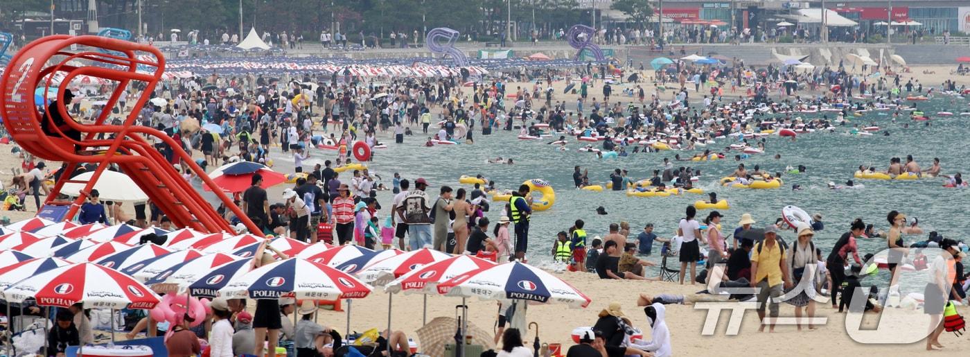 폭염특보 속 피서 절정기를 맞은 지난 3일 부산 해운대해수욕장을 찾은 피서객들이 물놀이를 즐기며 더위를 식히고 있다. 2025.8.3/뉴스1 ⓒ News1 윤일지 기자