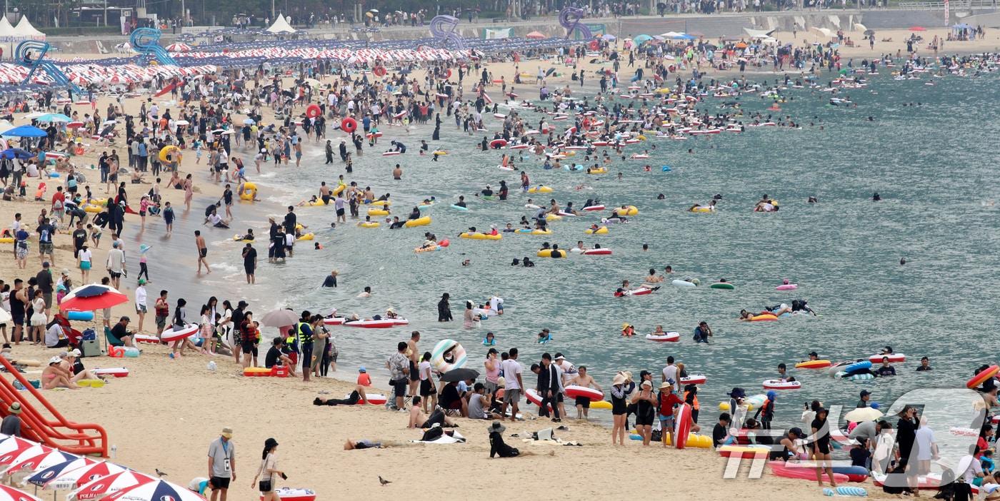 폭염특보 속 피서 절정기를 맞은 3일 부산 해운대해수욕장을 찾은 피서객들이 물놀이를 즐기며 더위를 식히고 있다. 2025.8.3/뉴스1 ⓒ News1 윤일지 기자