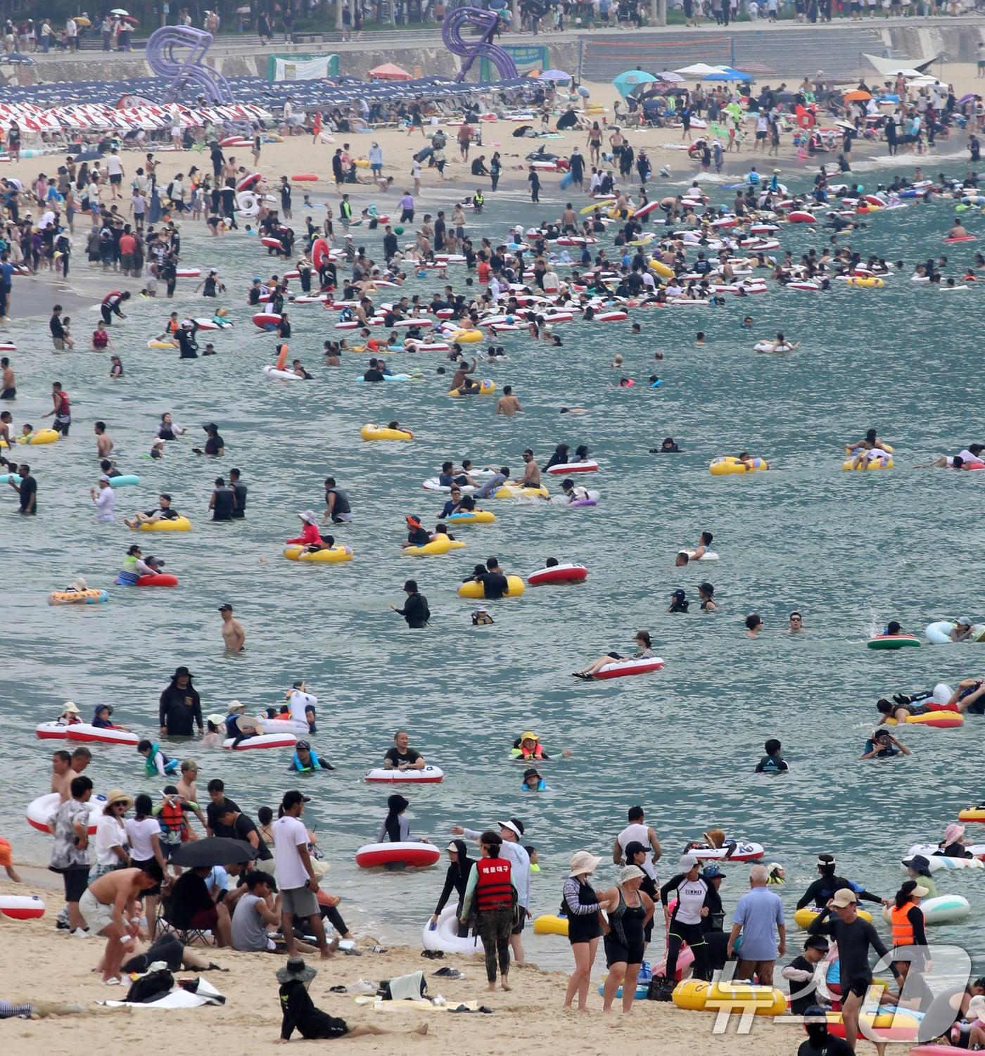 본문 이미지 - 폭염특보 속 피서 절정기를 맞은 3일 부산 해운대해수욕장을 찾은 피서객들이 물놀이를 즐기며 더위를 식히고 있다. 2025.8.3/뉴스1 ⓒ News1 윤일지 기자