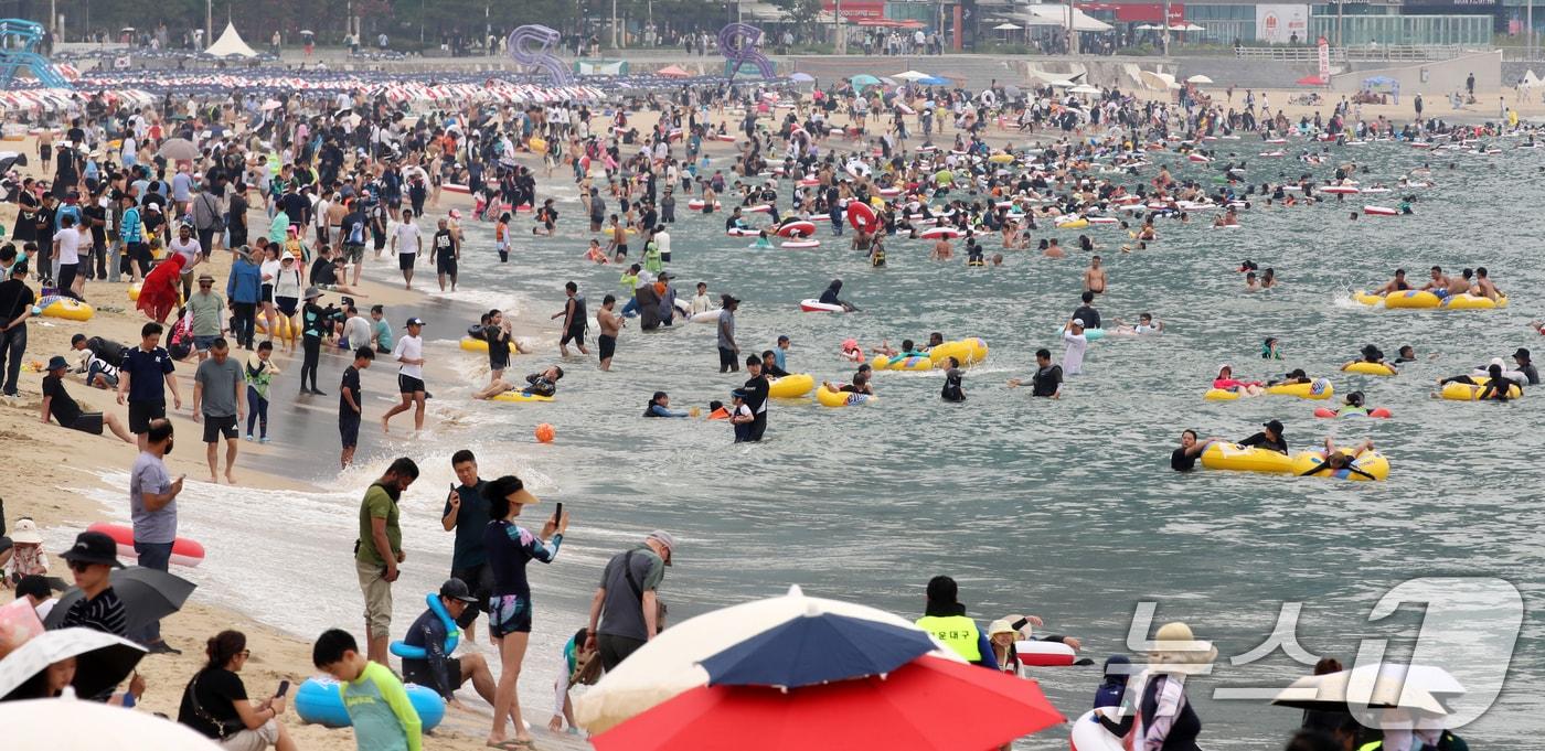 폭염특보 속 피서 절정기를 맞은 3일 부산 해운대해수욕장을 찾은 피서객들이 물놀이를 즐기며 더위를 식히고 있다. 2025.8.3/뉴스1 ⓒ News1 윤일지 기자