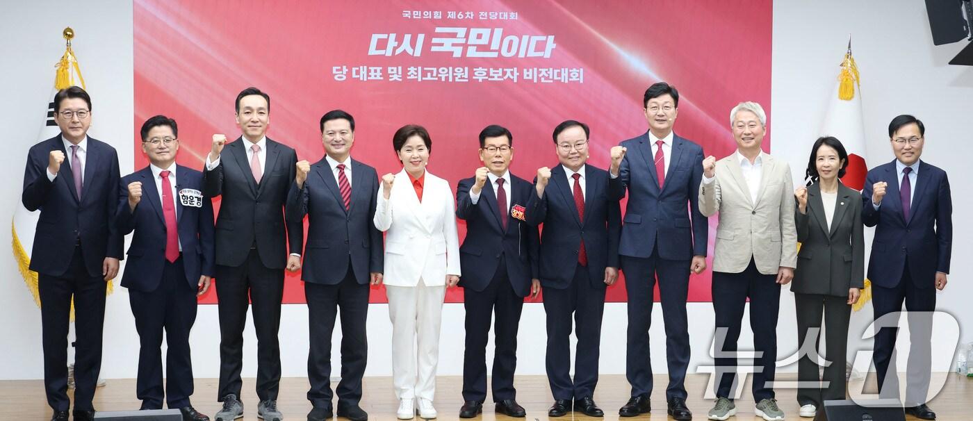 국민의힘 최고위원 후보들이 3일 오후 서울 여의도 중앙당사에서 열린 제6차 전당대회 후보자 비전대회에서 기념촬영을 하고 있다. 왼쪽부터 신동욱, 함윤경, 김민수, 김태욱, 양향자, 장영하, 김재원, 손범규, 김근식, 최수진, 홍석준 후보. 2025.8.3/뉴스1 ⓒ News1 이광호 기자