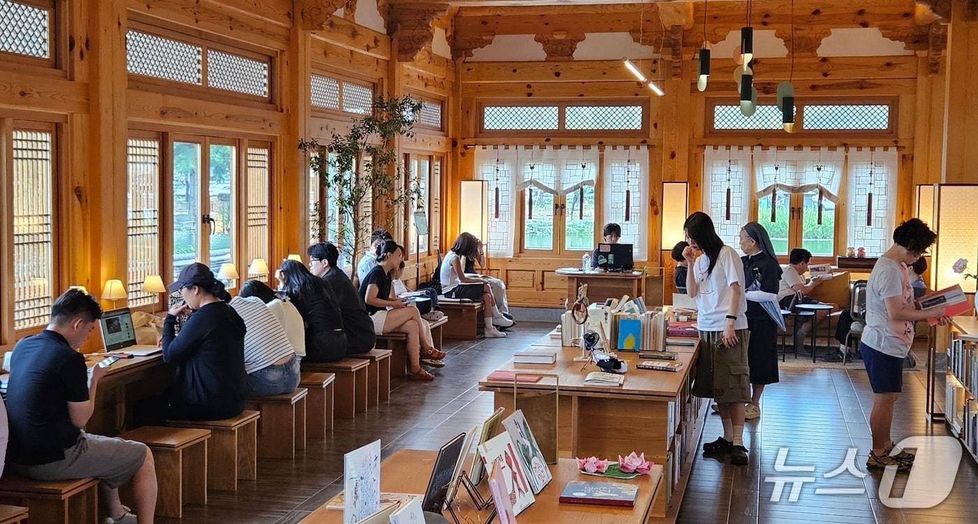 3일 폭염경보가 내려진 전북 전주시의 연화정도서관이 시민들로 북적이고 있다. 2025.8.3/뉴스1 신준수 기자