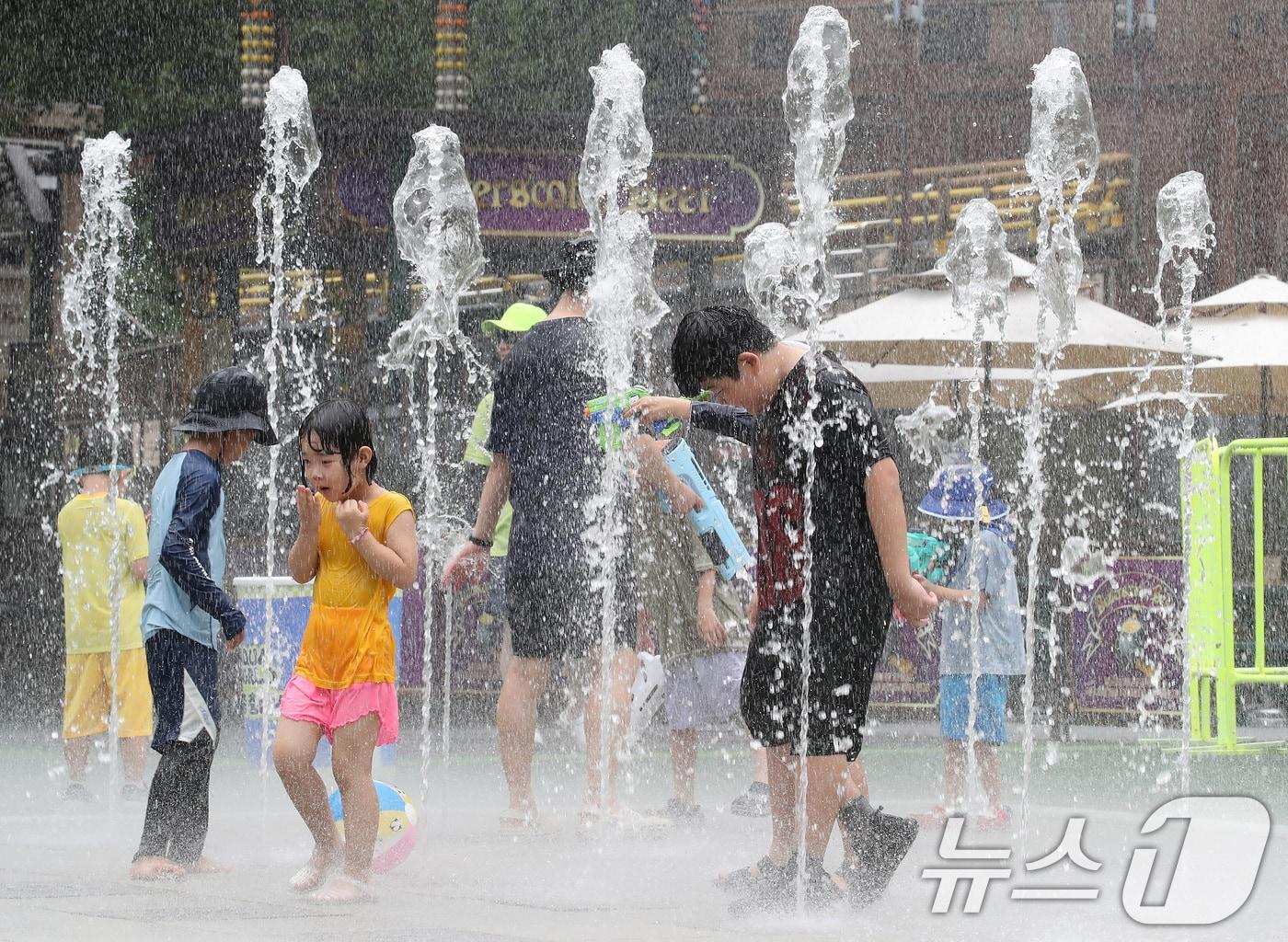 본문 이미지 - 비 소식을 앞두고 흐린 가운데 찜통더위가 계속된 3일 대구 달서구 이월드를 찾은 어린이들이 바닥분수에서 물놀이를 즐기고 있다. 2025.8.3/뉴스1 ⓒ News1 공정식 기자