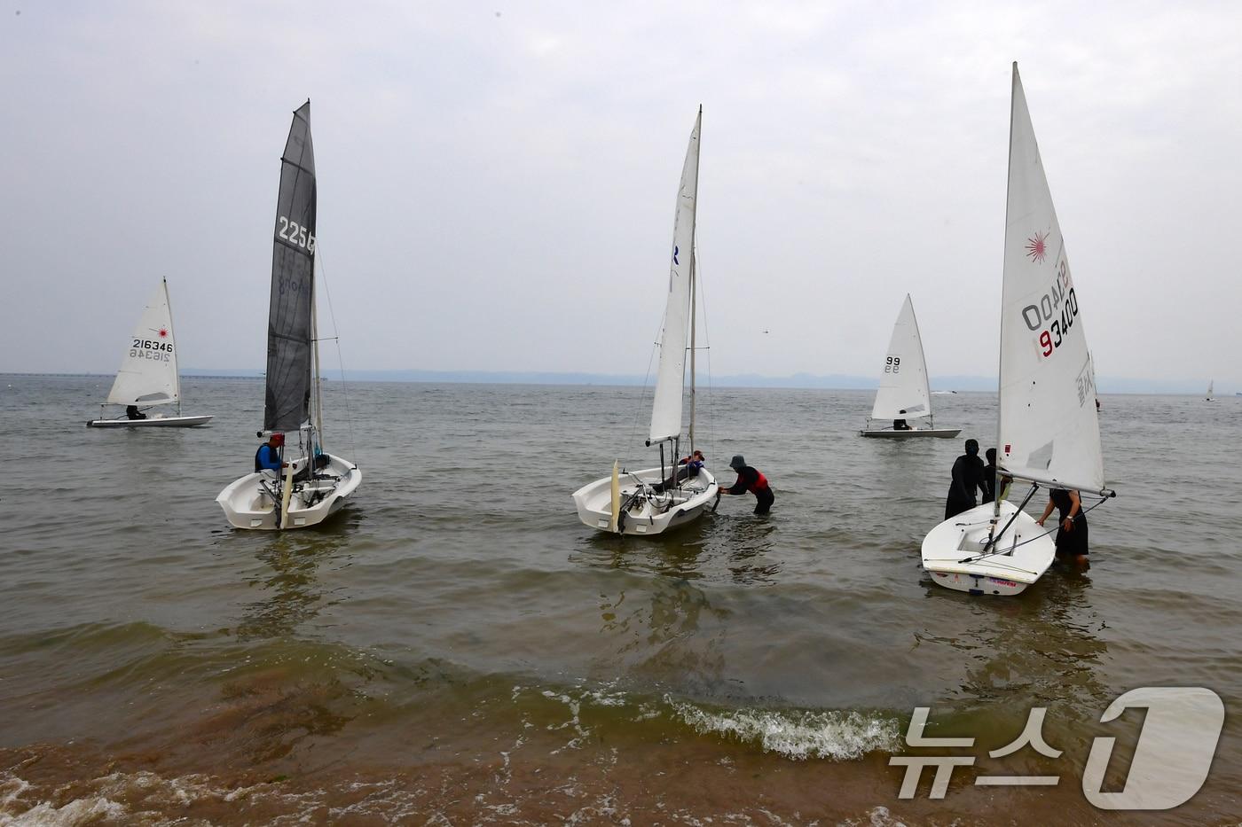 3일 오후 경북 포항시 북구 흥해읍 죽천리 해수욕장에서 '제8회 대한민국 대학생 요트 대제전'에 참여한 선수들이 본 대회를 앞두고 연습을 하고 있다. 2025.8.3/뉴스1 ⓒ News1 최창호 기자