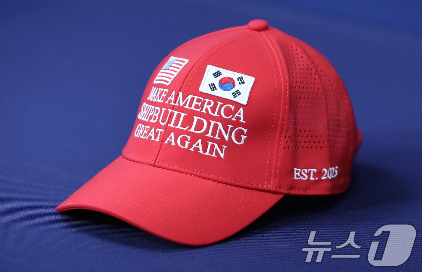 3일 서울 용산구 대통령실 청사에서 한미 관세 협상 타결을 위해 우리 정부가 제작한 &#39;마스가&#40;MASGA&#41;&#39; 문구가 쓰인 빨간 모자를 언론에 공개하고 있다. 2025.8.3/뉴스1 ⓒ News1 허경 기자