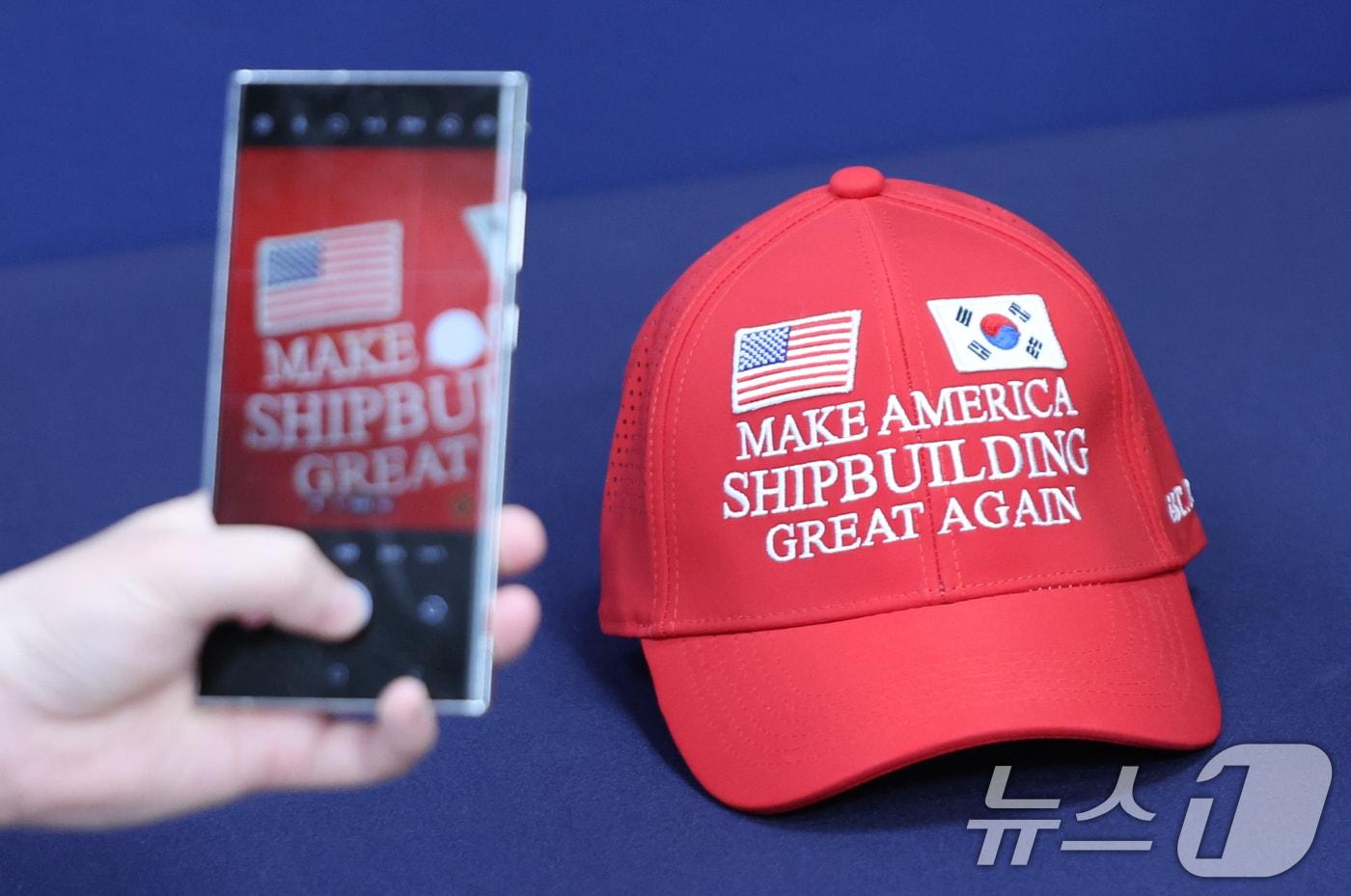 3일 서울 용산구 대통령실 청사에서 한미 관세 협상 타결을 위해 우리 정부가 제작한 &#39;마스가&#40;MASGA&#41;&#39; 문구가 쓰인 빨간 모자를 언론에 공개하고 있다. 2025.8.3/뉴스1 ⓒ News1 허경 기자