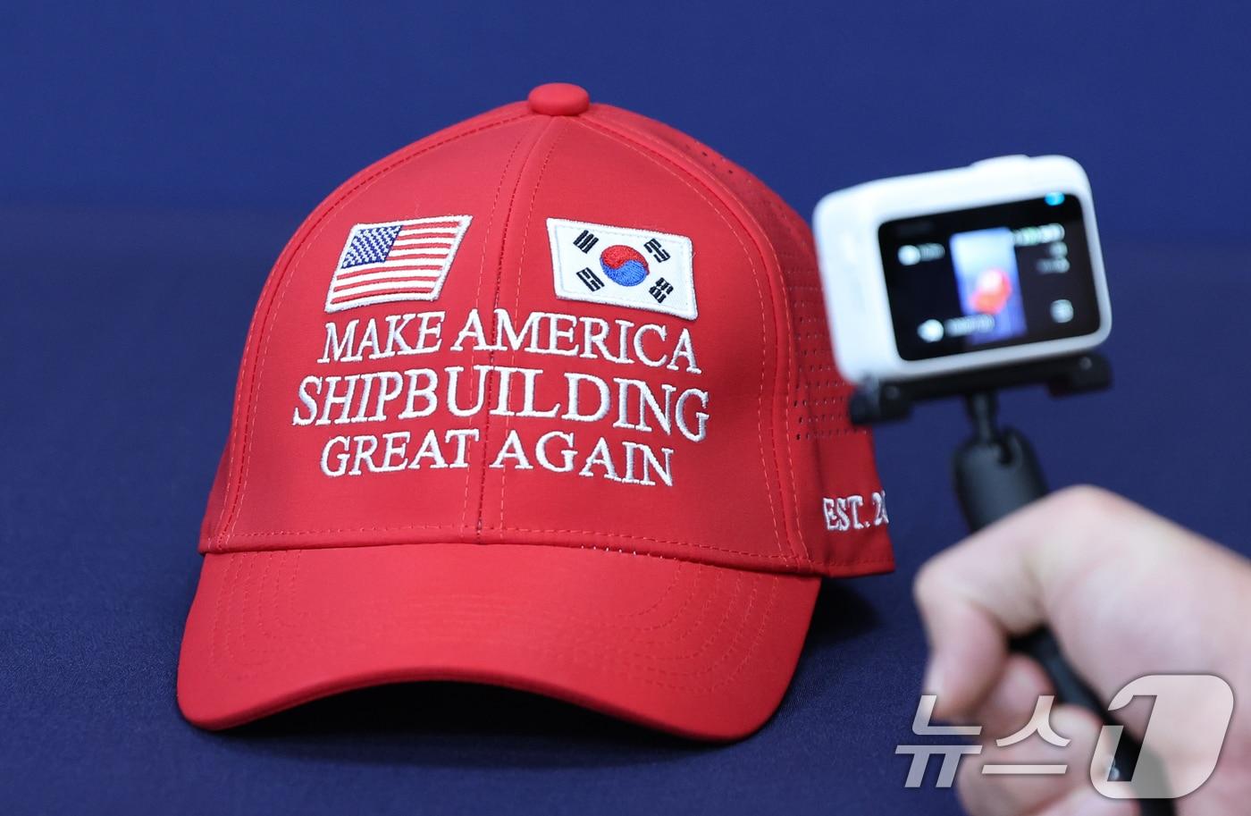 3일 서울 용산구 대통령실 청사에서 한미 관세 협상 타결을 위해 우리 정부가 제작한 &#39;마스가&#40;MASGA&#41;&#39; 문구가 쓰인 빨간 모자를 언론에 공개하고 있다. 김용범 대통령실 정책실장은 이날 &#39;KBS 일요진단 라이브&#39;에 출연해 &#39;마스가&#40;MASGA&#41;&#39; 모자를 들고나와, 이를 보여주며 &#34;산업부가 부처 전체 역량을 총동원해 혼연일체로 방안을 만들었다. 이 모자도 그래서 만든 것＂이라고 설명했다. 2025.8.3/뉴스1 ⓒ News1 허경 기자