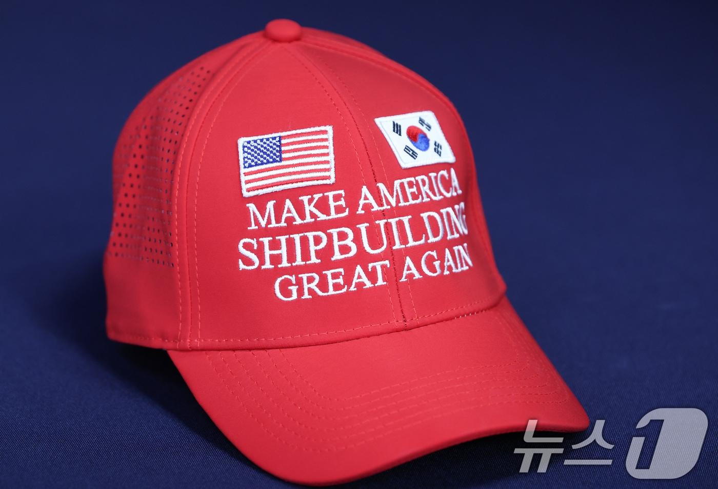 3일 서울 용산구 대통령실 청사에서 한미 관세 협상 타결을 위해 우리 정부가 제작한 &#39;마스가&#40;MASGA&#41;&#39; 문구가 쓰인 빨간 모자를 언론에 공개하고 있다. 김용범 대통령실 정책실장은 이날 &#39;KBS 일요진단 라이브&#39;에 출연해 &#39;마스가&#40;MASGA&#41;&#39; 모자를 들고나와, 이를 보여주며 &#34;산업부가 부처 전체 역량을 총동원해 혼연일체로 방안을 만들었다. 이 모자도 그래서 만든 것＂이라고 설명했다. 2025.8.3/뉴스1 ⓒ News1 허경 기자