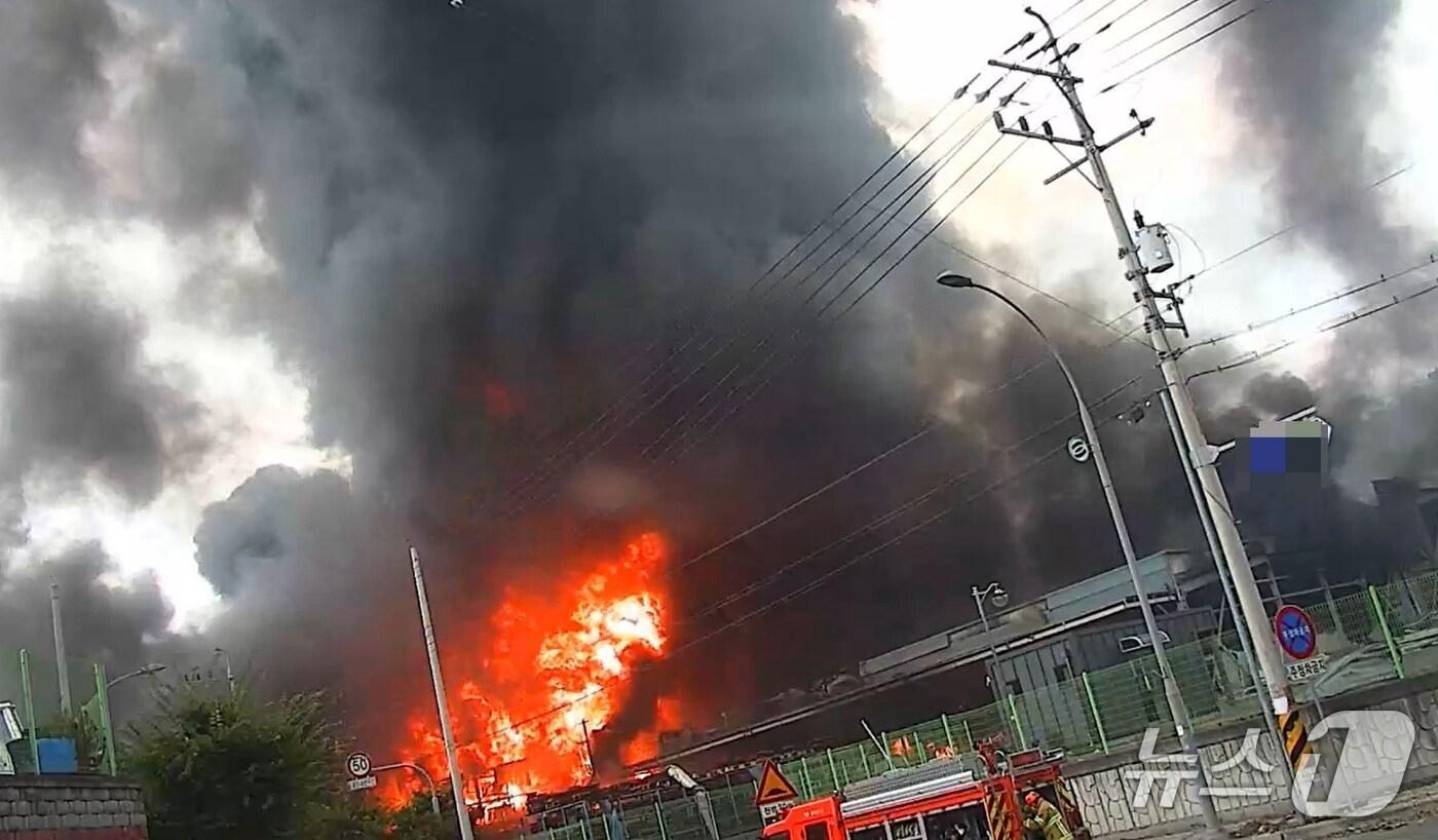 경북 영천에 있는 화학물질 취급 공장에서 3일 오후 불이 나 소방 당국이 대응 1단계를 발령하고 진화 중인 가운데 3명이 다친 것으로 확인됐다. (경북소방본부 제공. 재판매 및 DB 금지) 2025.8.3/뉴스1