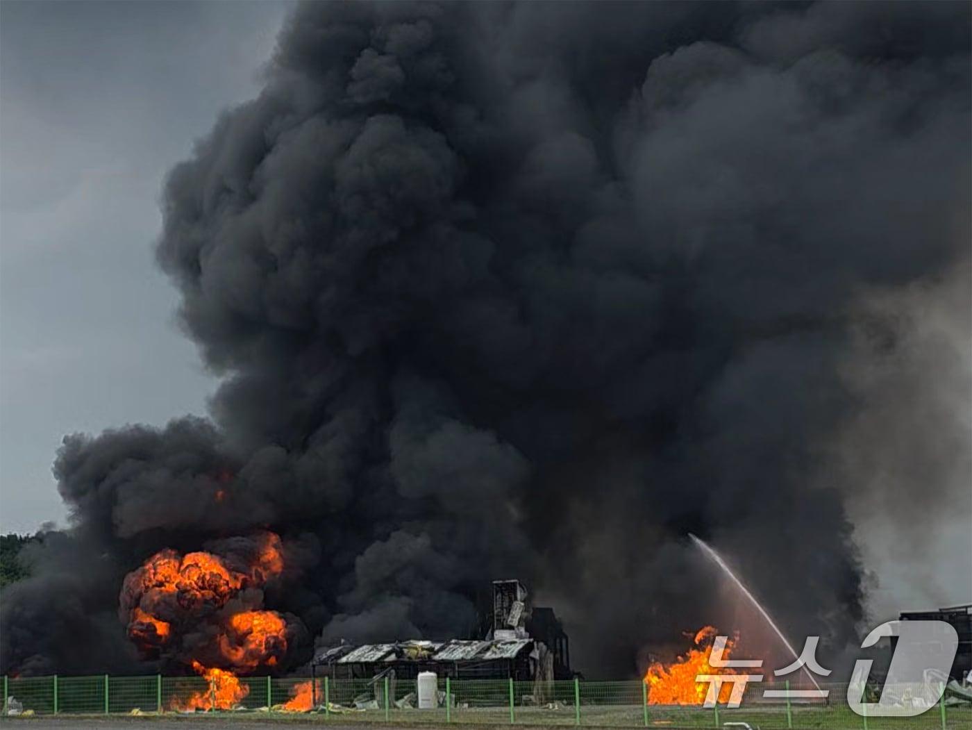 본문 이미지 - 3일 오후 경북 영천시 금호읍에 있는 화학물질 취급 공장에서불이 나 소방 당국이 대응 1단계를 발령하고 진화작업을 하고 있다. (경북소방본부 제공. 재판매 및 DB 금지) 2025.8.3/뉴스1 