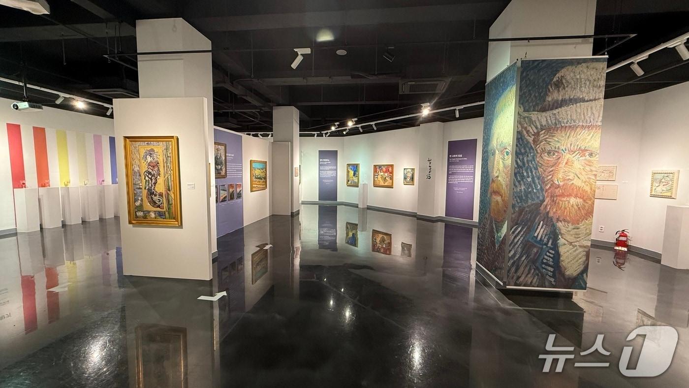 대구 서구문화회관은 31일까지 &#39;반고흐, 향기를 만나다&#39;를 개최한다. 사진은 전시관 내부 모습.&#40;대구 서구 제공.재판매 및 DB 금지&#41;