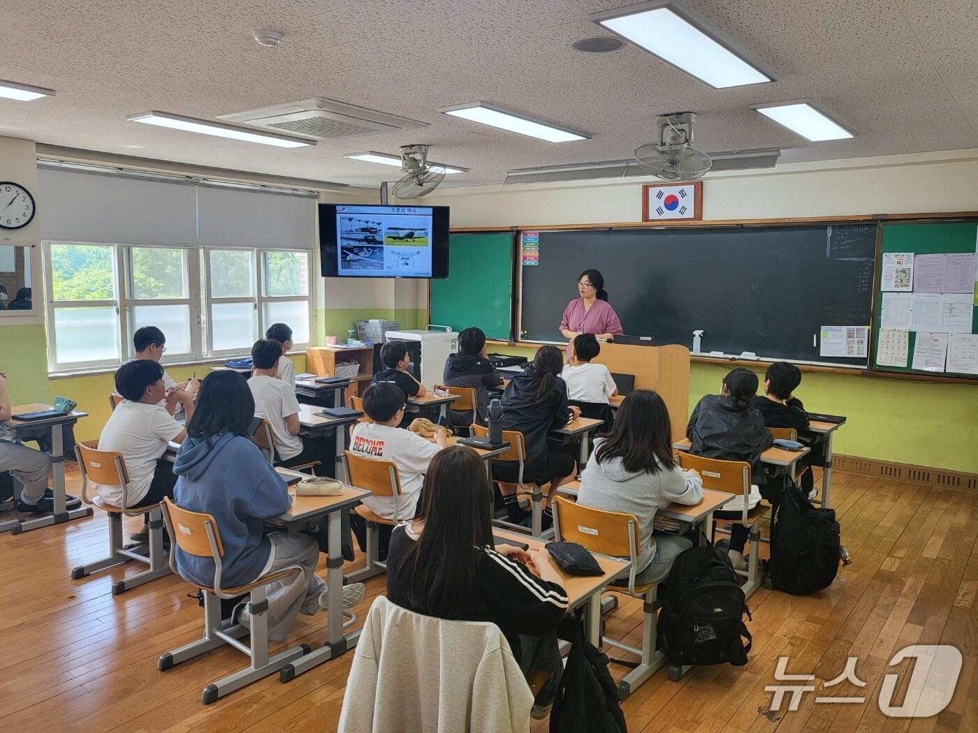 본문 이미지 - 대구 달성교육재단은 지난 4월부터 4개월간 관내 확생 519명을 대상으로 드론 조종법 교육을 실시했다.(대구 달성군 제공.재판매 및 DB 금지)