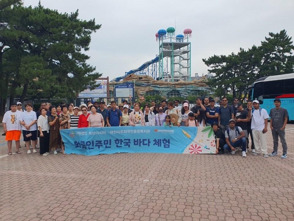 본문 이미지 - '2025년 19회 외국인주민 한국바다체험행사' 진행 모습.(한국타이어 제공. 재판매 및 DB금지)/뉴스1 