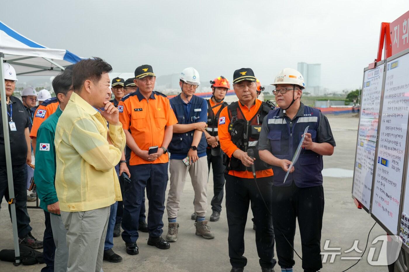 오영훈 지사가 3일 가스누출 사고가 발생한 제주 공공하수처리장 증설공사 현장에서 사고 경위에 대해 보고받고 있다.(제주도 제공. 재판매 및 DB 금지)/뉴스1 