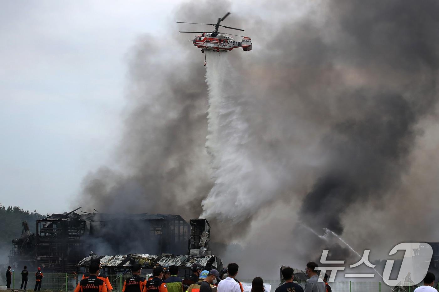 3일 오후 경북 영천시 금호읍 구암리 채신공단에 있는 한 화학물질 취급 공장에서 불이 나 소방 당국이 헬기를 동원에 진화하고 있다. 2025.8.3/뉴스1 ⓒ News1 공정식 기자