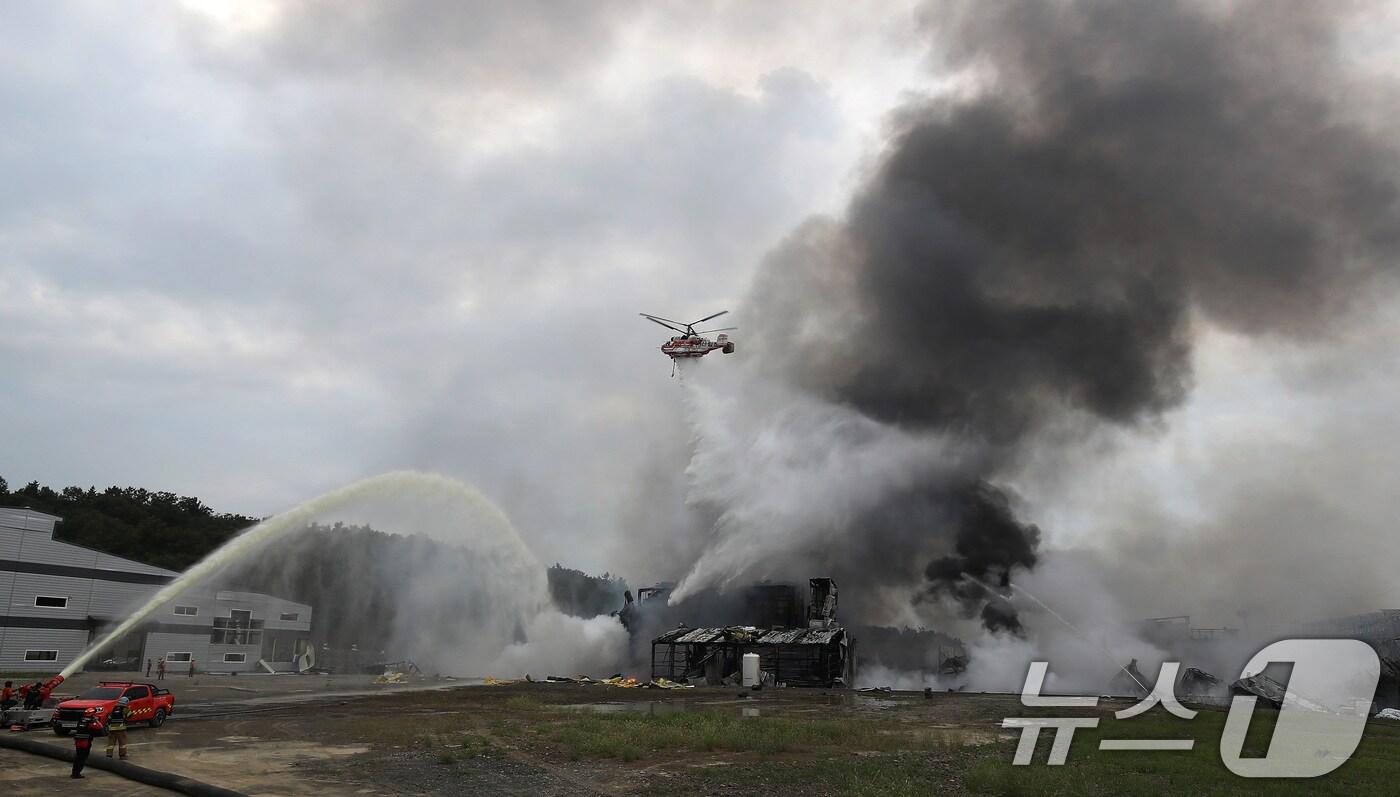 3일 오후 경북 영천시 금호읍 구암리 채신공단에 있는 한 화학물질 취급 공장에서 불이 나 소방 당국이 헬기 3대와 대용량 방사포 등을 투입, 진화작업을 하고 있다. 2025.8.3/뉴스1 ⓒ News1 공정식 기자