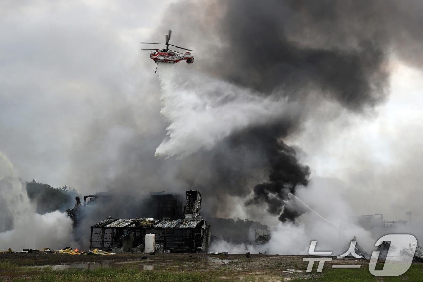 3일 오후 경북 영천시 금호읍 구암리 채신공단에 있는 한 화학물질 취급 공장에서 불이 나 소방 당국이 헬기를 동원에 진화하고 있다. 2025.8.3/뉴스1 ⓒ News1 공정식 기자