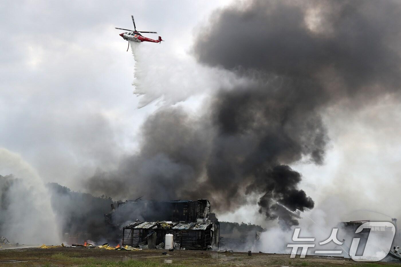 3일 오후 경북 영천시 금호읍 구암리 채신공단에 있는 한 화학물질 취급 공장에서 불이 나 소방 당국이 헬기를 동원에 진화하고 있다. 2025.8.3/뉴스1 ⓒ News1 공정식 기자