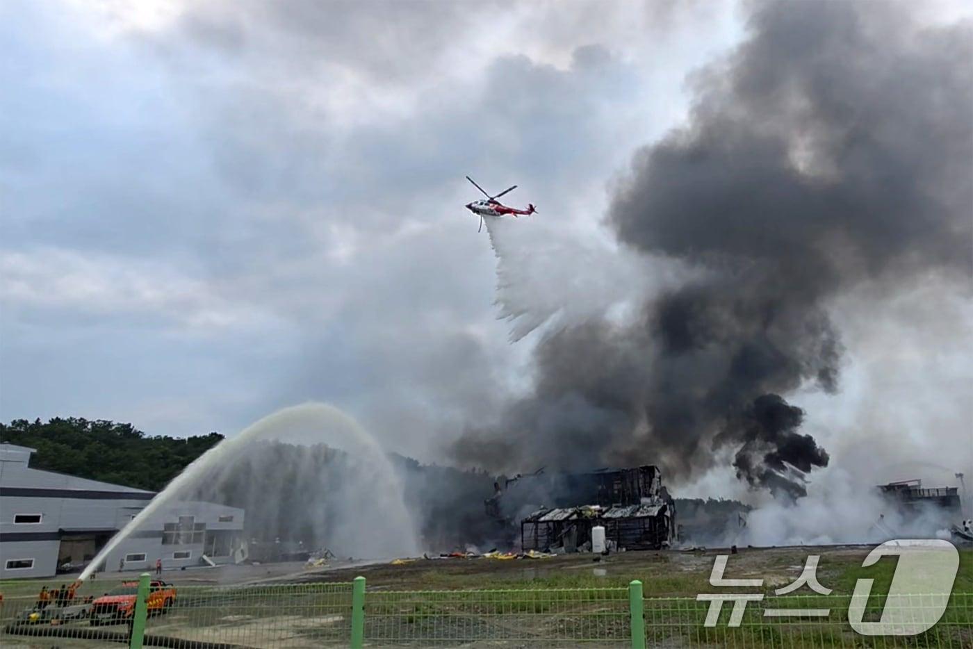 3일 오후 경북 영천시 금호읍에 있는 화학물질 취급 공장에서불이 나 소방 당국이 대응 1단계를 발령하고 진화 중이다. &#40;경북소방본부 제공. 재판매 및 DB 금지&#41; 2025.8.3/뉴스1 ⓒ News1 최창호 기자