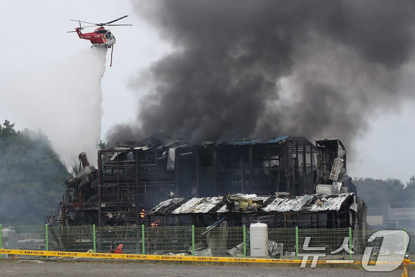 3일 오후 경북 영천시 금호읍 구암리 채신공단에 있는 한 화학물질 취급 공장에서 불이 나 소방 당국이 헬기를 동원에 진화하고 있다. 2025.8.3/뉴스1 ⓒ News1 공정식 기자