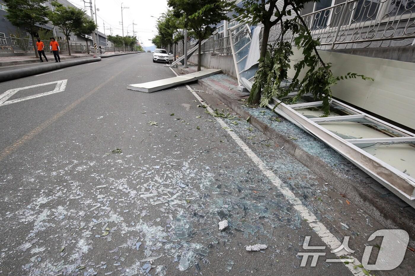 3일 오후 경북 영천시 금호읍 구암리 채신공단에 있는 한 화학원료 제조 공장에서 불이 났다. 화재 현장 폭발로 인근 공장 구조물 일부가 파손돼 있다. 2025.8.3/뉴스1 ⓒ News1 공정식 기자