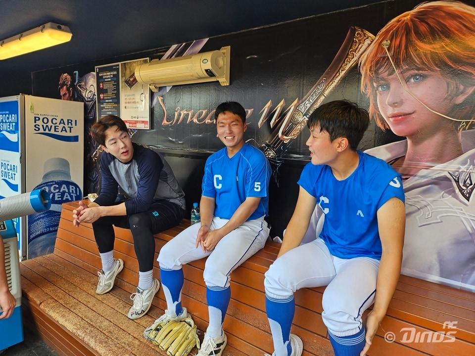 본문 이미지 - NC 다이노스 박건우가 지역 야구 꿈나무들에게 잊지 못할 추억을 선물했다.(NC 다이노스 제공)