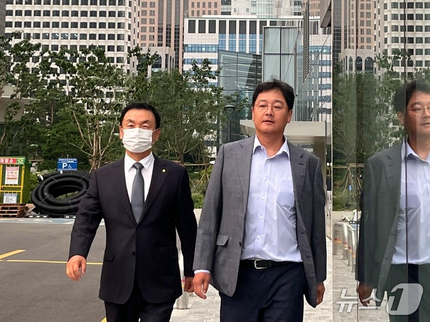 본문 이미지 - 권오수 전 도이치모터스 회장&#40;왼쪽&#41;이 3일 조사를 마치고 김건희 특검팀 사무실을 나서고 있다. 2025.08.03 ⓒ 뉴스1 유수연 기자