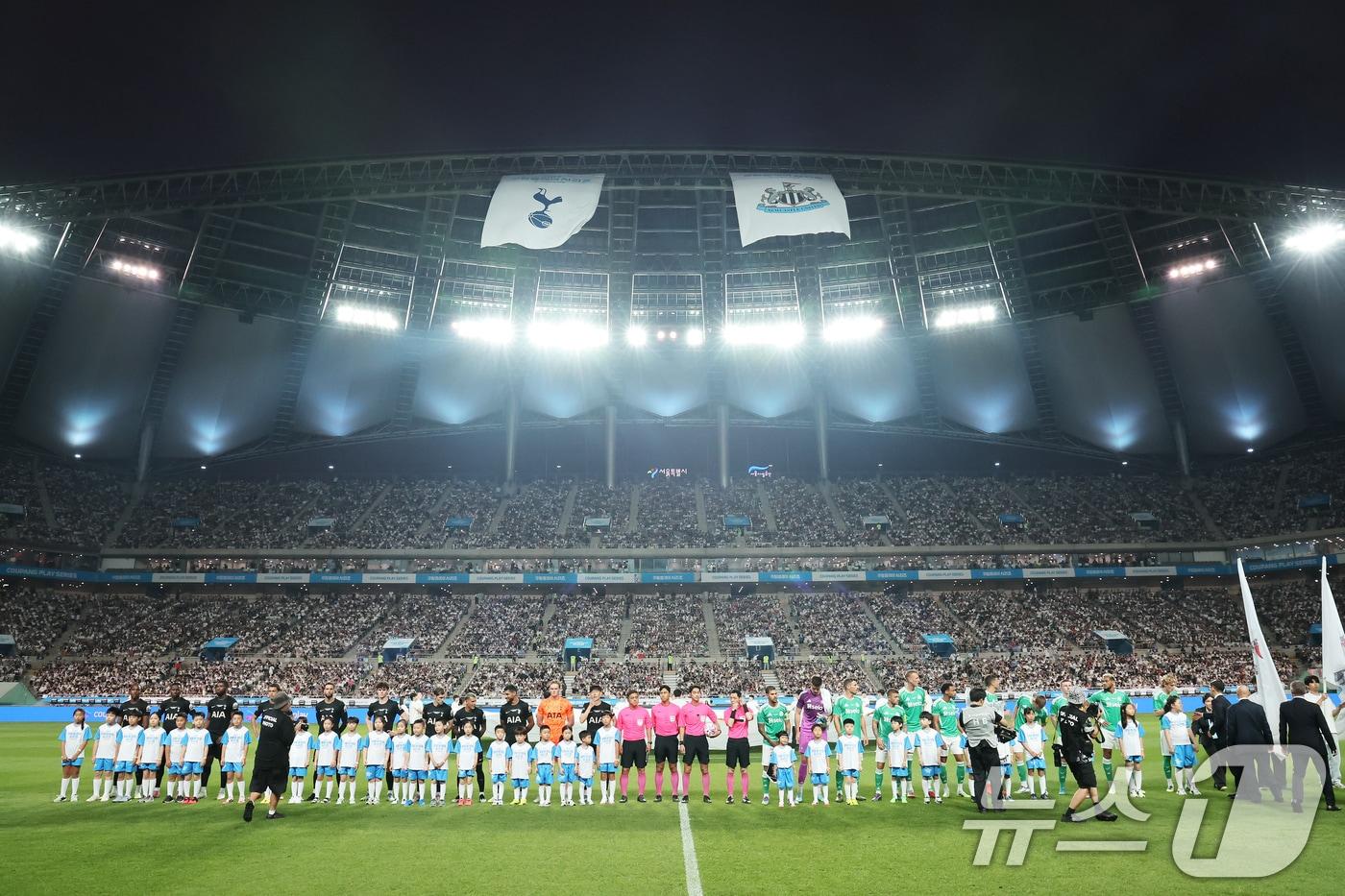 3일 오후 서울 마포구 서울월드컵경기장에서 열린 쿠팡플레이 시리즈 토트넘 홋스퍼와 뉴캐슬 유나이티드의 경기에 앞서 양팀 선수들이 도열하고 있다. 2025.8.3/뉴스1 ⓒ News1 장수영 기자