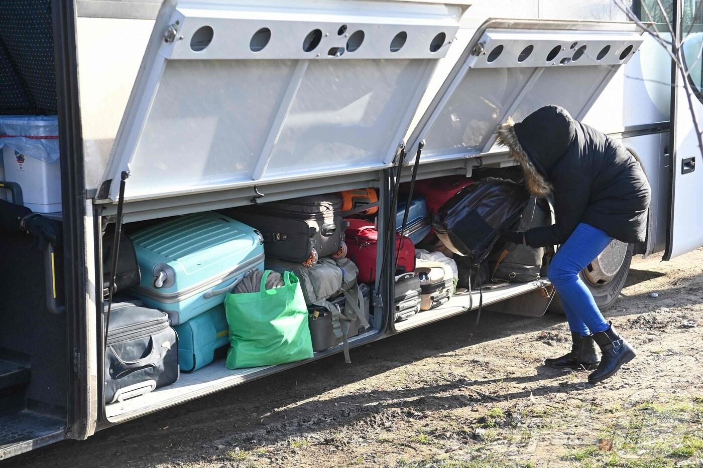 버스에 짐을 보관하려고 하는 승객. 2022.2.28 ⓒ AFP=뉴스1 ⓒ News1 김경민 기자 <자료사진>