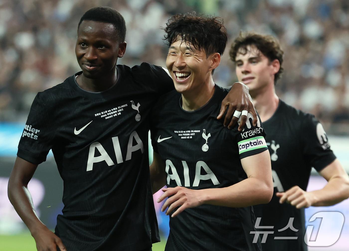 본문 이미지 - 3일 오후 서울 마포구 서울월드컵경기장에서 열린 쿠팡플레이 시리즈 토트넘 홋스퍼와 뉴캐슬 유나이티드의 경기 전반전, 토트넘 손흥민이 활짝 웃으며 선제골을 넣은 존슨을 향해 달려가고 있다. 2025.8.3/뉴스1 ⓒ News1 장수영 기자