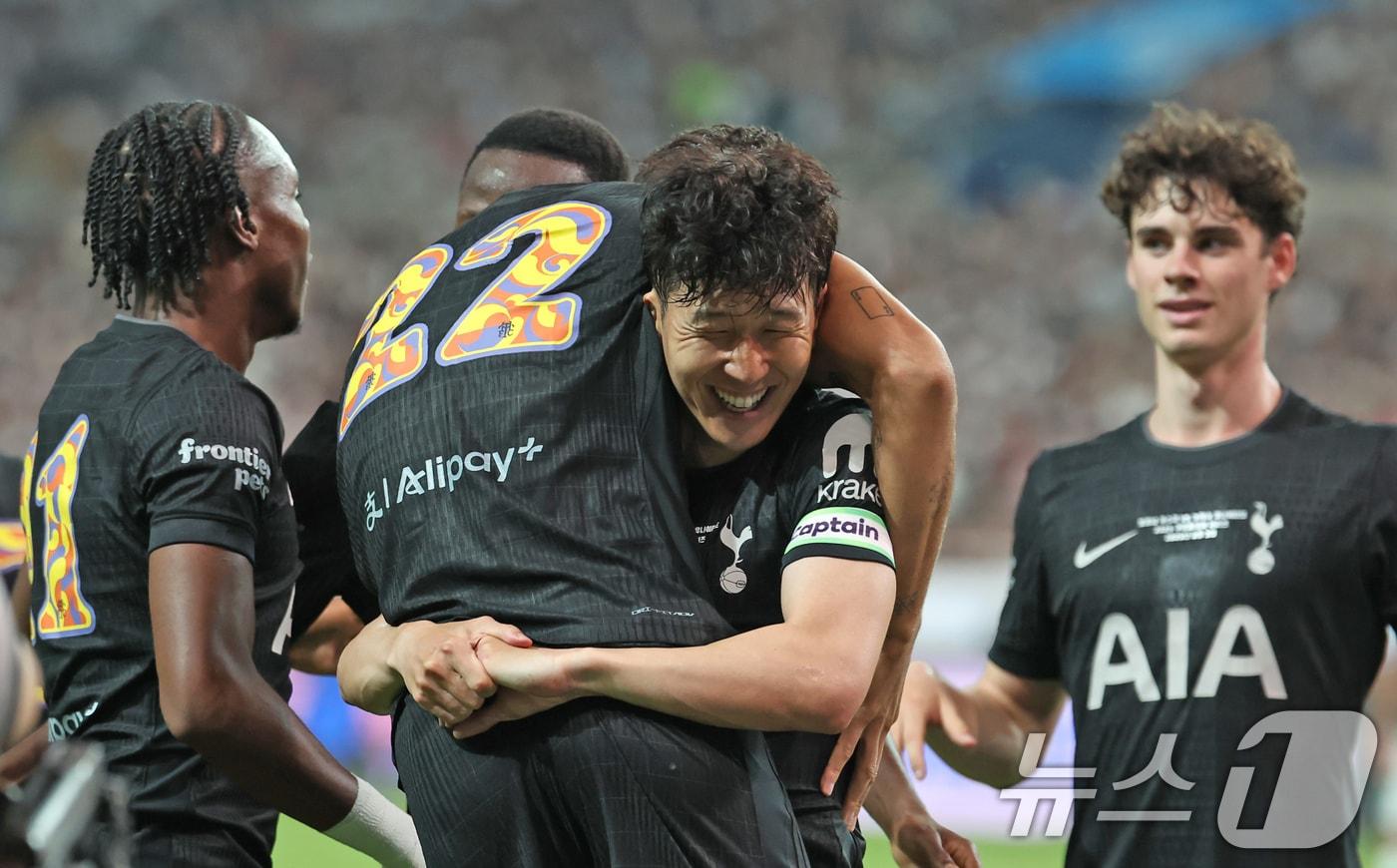 손흥민, 박수 받으며 토트넘과 이별…끝내 흘린 눈물 > 시애틀 뉴스/핫이슈
