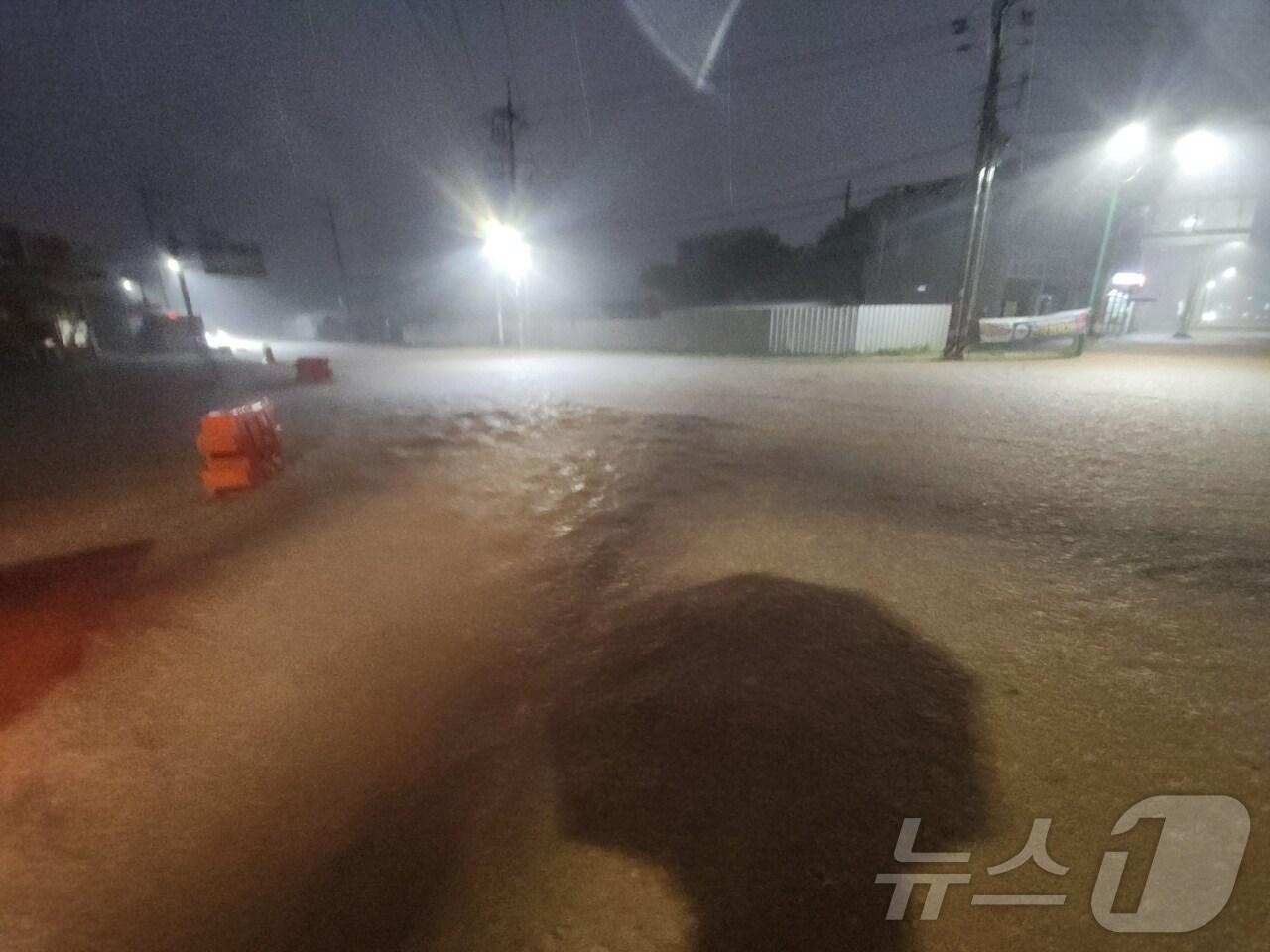 본문 이미지 - 3일 전남 무안군에 시간당 140㎜의 폭우가 내려 읍내가 침수된 모습.&#40;무안군 제공. 재배포 및 DB 금지&#41;