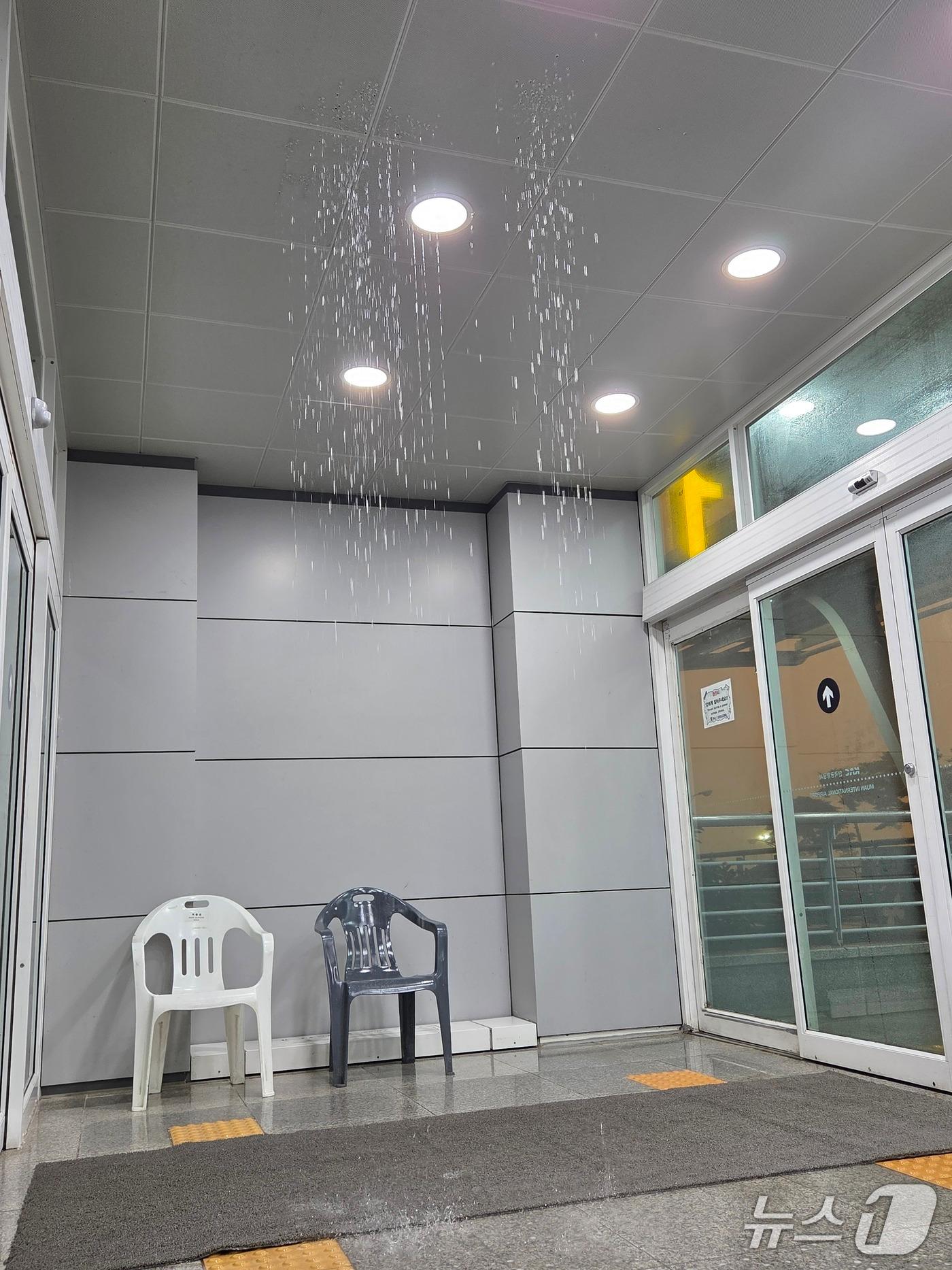 본문 이미지 - 3일 오후 전남 무안공항에 194.2㎜의 괴물 폭우가 쏟아지면서 지붕에서 물이 새고 있다.(12·29 제주항공 여객기 참사 유가족협의회 제공) 2025.8.3/뉴스1