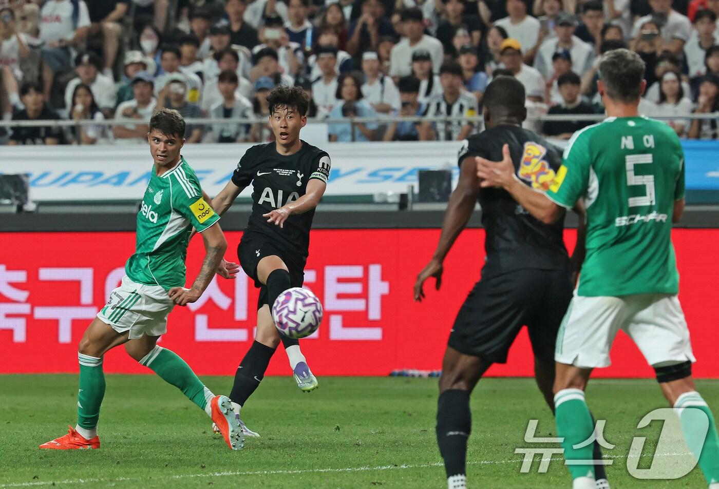 3일 오후 서울 마포구 서울월드컵경기장에서 열린 쿠팡플레이 시리즈 토트넘 홋스퍼와 뉴캐슬 유나이티드의 경기 전반전, 토트넘 손흥민이 동료를 향해 패스하고 있다. 2025.8.3/뉴스1 ⓒ News1 장수영 기자