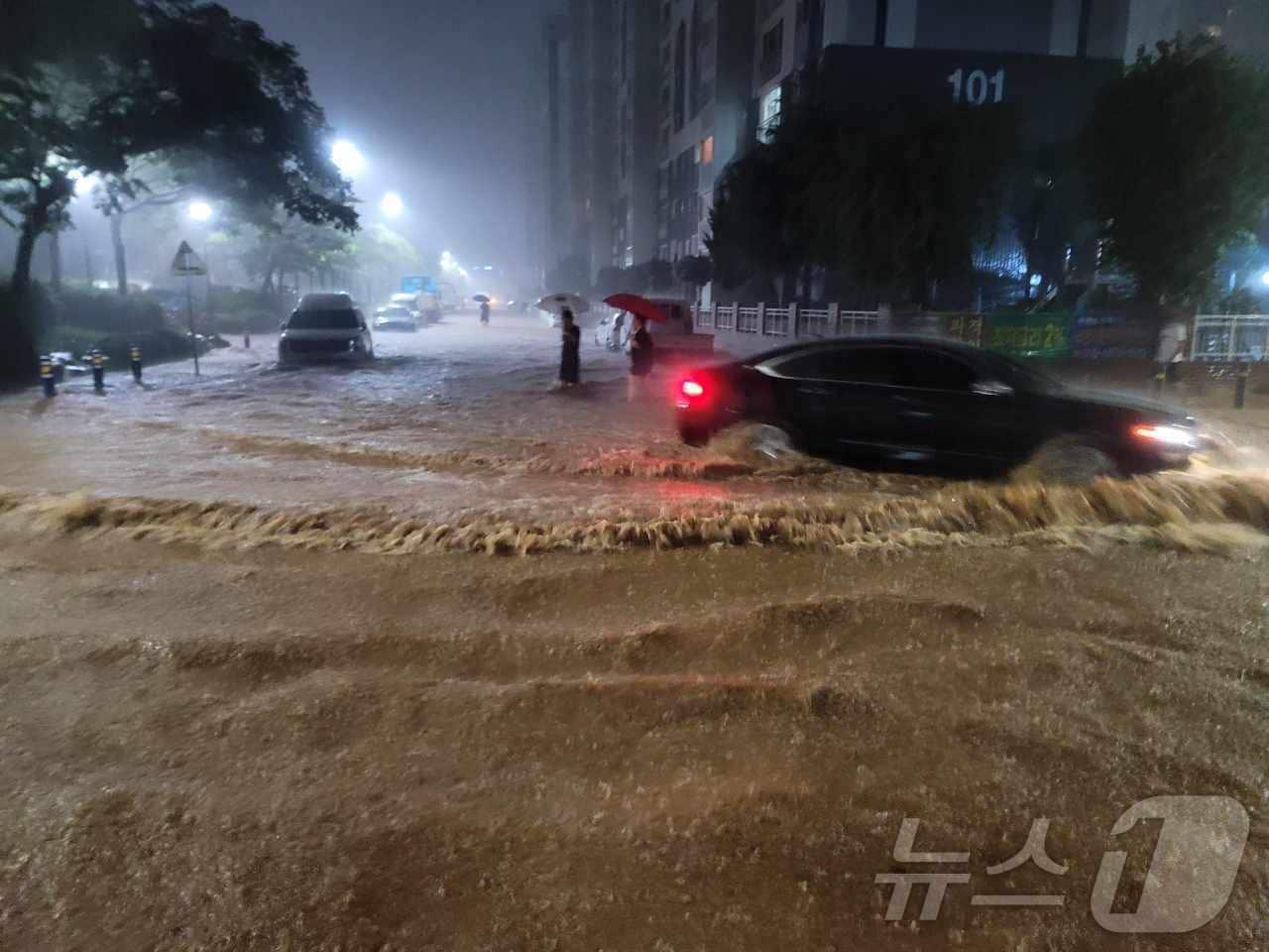 본문 이미지 - 지난 3일 저녁  전남 부안군 무안읍의 침수된 도로를 자동차가 지나고 있다. 2025.8.3/뉴스1 ⓒ News1 김태성 기자