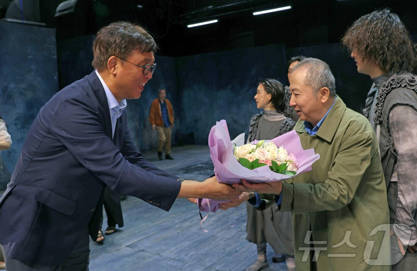 최휘영 문화체육관광부 장관이 3일 서울 중구 명동예술극장을 방문해 (재)국립극단의 ‘삼매경’ 종연 공연을 관람한 뒤 출연진을 격려하고 있다. (문화체육관광부 제공. 재판매 및 DB 금지) 2025.8.3/뉴스1