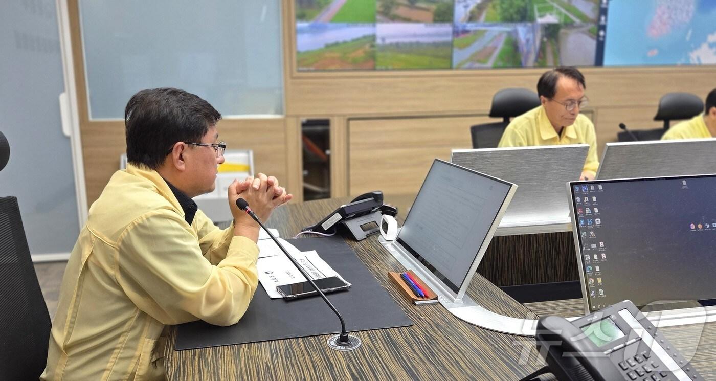 김성환 환경부 장관이 3일 오후 정부세종청사에서 집중호우 대비 소속·산하기관과 긴급 상황점검 회의를 주재하고 있다. &#40;환경부 제공. 재판매 및 DB 금지&#41; 2025.8.3/뉴스1