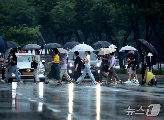 본문 이미지 - 비 내리는 도심. 뉴스1 DB 2025.7.16/뉴스1 ⓒ News1 공정식 기자