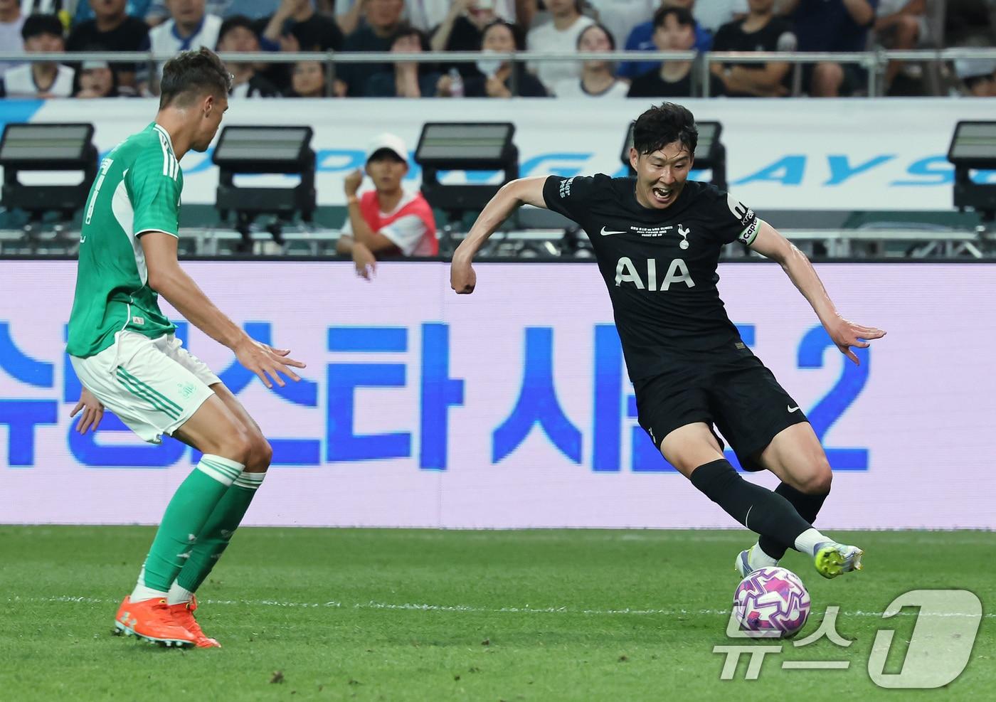 3일 오후 서울 상암월드컵경기장에서 열린 쿠팡플레이 시리즈 토트넘 홋스퍼와 뉴캐슬 유나이티드의 경기 후반전, 토트넘 손흥민이 돌파를 시도하고 있다. 2025.8.3/뉴스1 ⓒ News1 장수영 기자